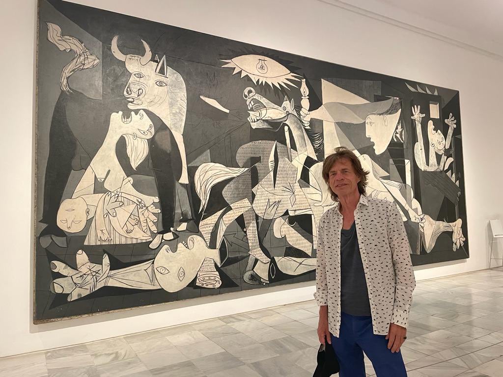 Mick Jagger visita el Gernika de Picasso en el museo Reina Sofía.