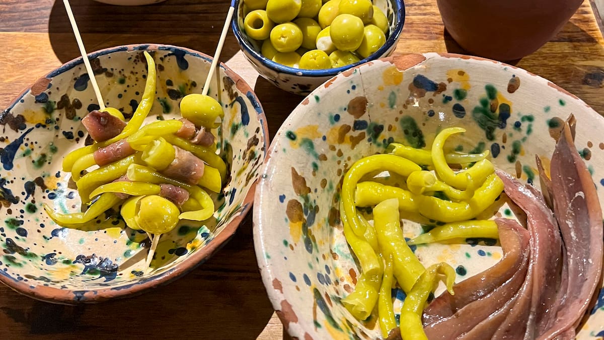 El inesperado ascenso de la gilda: de la barra del bar a iconografía 'millennial' en joyas y tatuajes