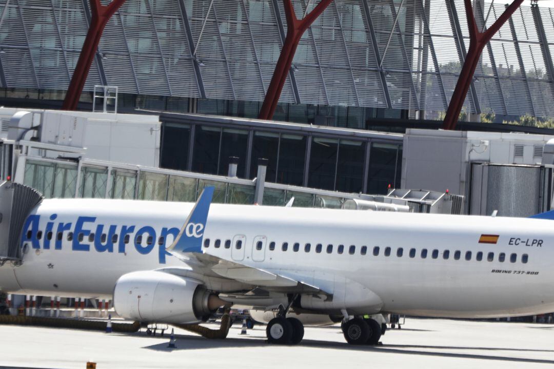 Archivo - Un avión de Air Europa en un aeropuerto.