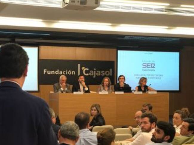 Manuel Cornax, presidente de la Asociación de Hoteleros de Sevilla; Antonio Jiménez, Gerente del Consorcio de Turismo de Sevilla;Sonsoles Ferrín de la Cadena Ser Andalucía, Carlos Pérez-Lanzac, presidente de la asociación de viviendas turistas de Andalucí