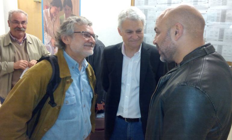 Fernando Lezcano y José Luís Gil, de CCOO conversan con José María Molina, Secretario General de Podemos en la región