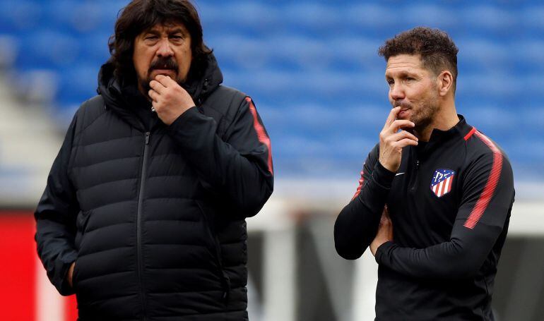 Germán Burgos y Diego Pablo Simeone, en el entrenamiento del Atlético en Lyon en la víspera de la final de la Europa League.