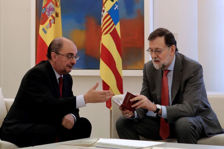  El presidente del Gobierno, Mariano Rajoy, recibe en el Palacio de la Moncloa al presidente del gobierno de Aragón, Javier Lambán, para hablar de la reforma del modelo de financiación autonómica