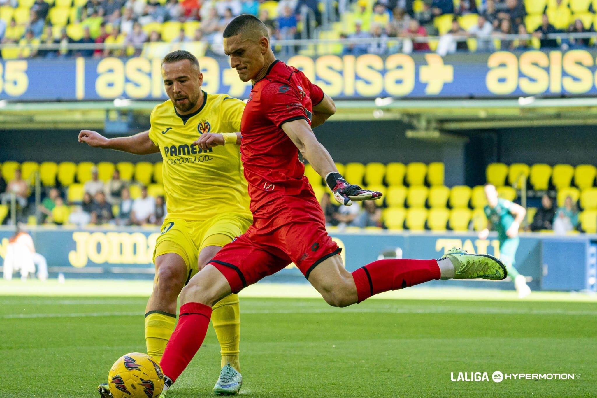 Ander Cantero, en una acción del Villarreal B-Racing en La Cerámica (foto: LaLiga Hypermotion)