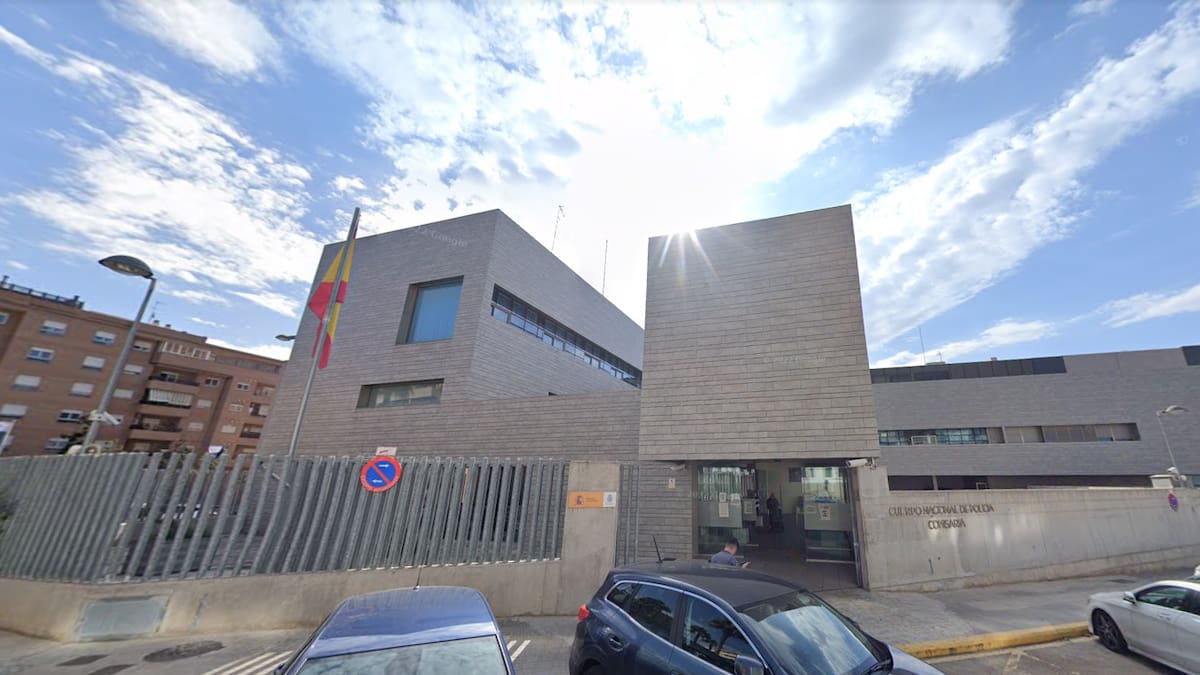 El jefe de la comisaría de Paterna que condecoró al líder de un partido ultra hace medio año todavía no ha sido sancionado