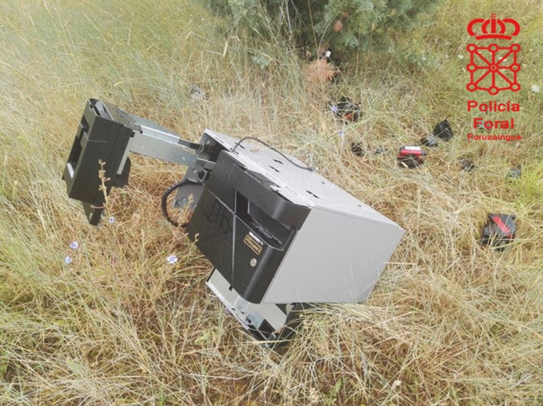 Cajas registradoras &quot;auto cobro&quot; abandonadas en descampados de la cuenca de Pamplona