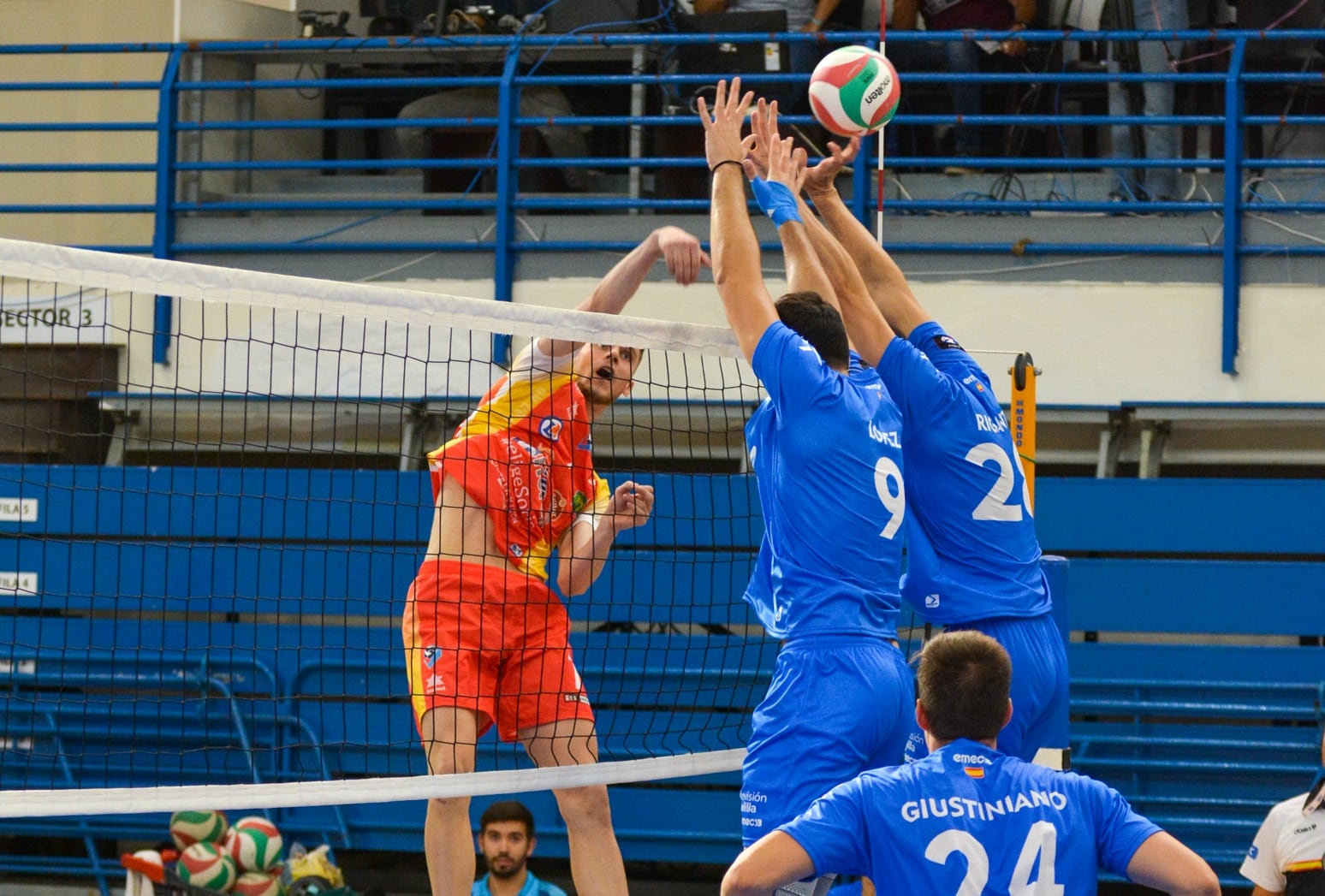 Adrián Olalla remata en el duelo celebrado en Melilla.