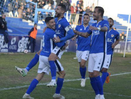 Rosales celebra un tanto junto a sus compañeros de equipo