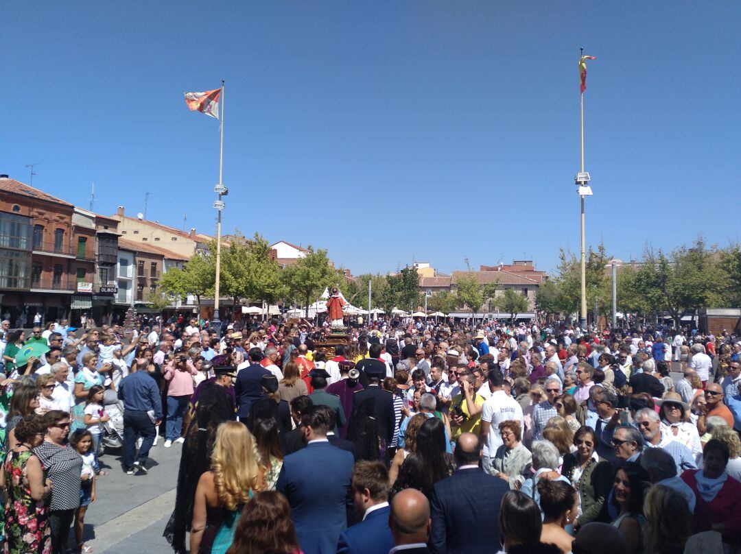 La Plaza Mayor de la Hispanidad, abarrotada durante la procesión de San Antolín