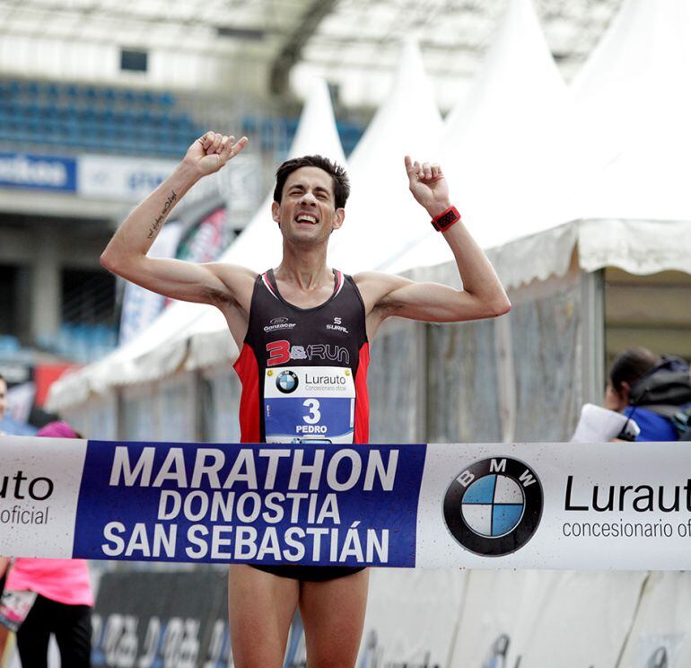 Pedro Nimo celebra emocionado su triunfo en el maratón de San Sebastián