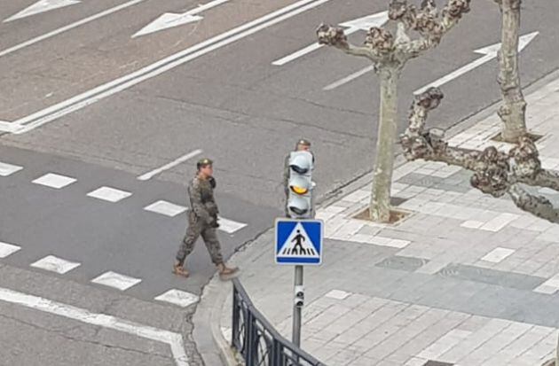 Efectivos del ejército patrullando las calles de Palencia