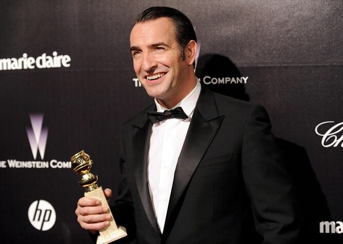 Jean Dujardin, con su Globo de Oro, sonríe ante los fotógrafos