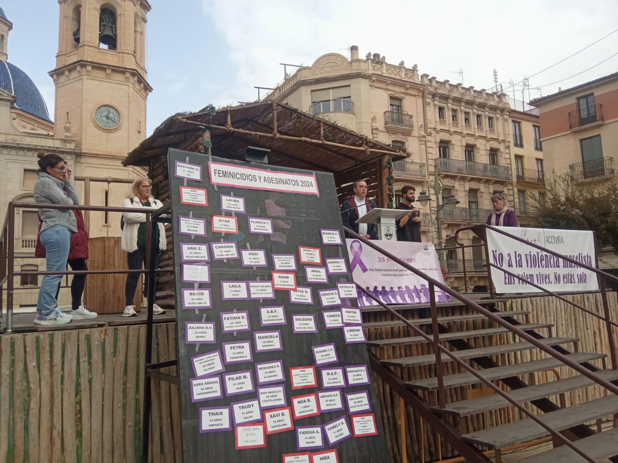 La plaza de España ha acogido la lectura del manifiesto y las reivindicaciones en el Día Internacional Contra la Violencia Machista.