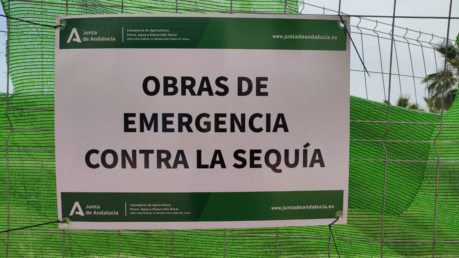 Cartel en una actuación de emergencia contra la sequía de la Junta de Andalucía