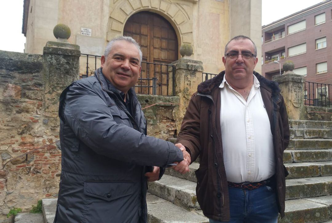 Julio Frechilla (izquierda), director de la Banda La Esperanza de Valladolid; y José Germán de Lara, presidente de la Cofradía del Cristo dem Mercado tars rubricar el compromiso