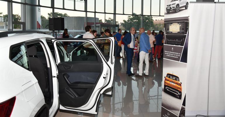 Coches expuestos en un concesionario en la capital.