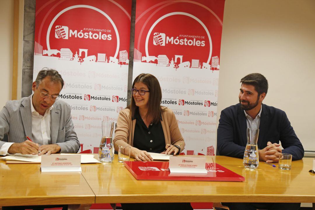 Firma del convenio entre la alcaldesa de Móstoles, Noelia Posse, el director gerente en España de la empresa Dblas Grupo Arriva, Antonio Cendrero y el concejal de Transición Ecológica y Seguridad, Alejandro Martín