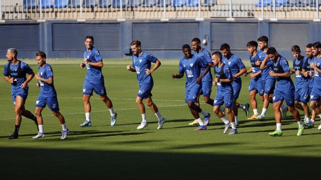 La plantilla del Málaga entrena en La Rosaleda