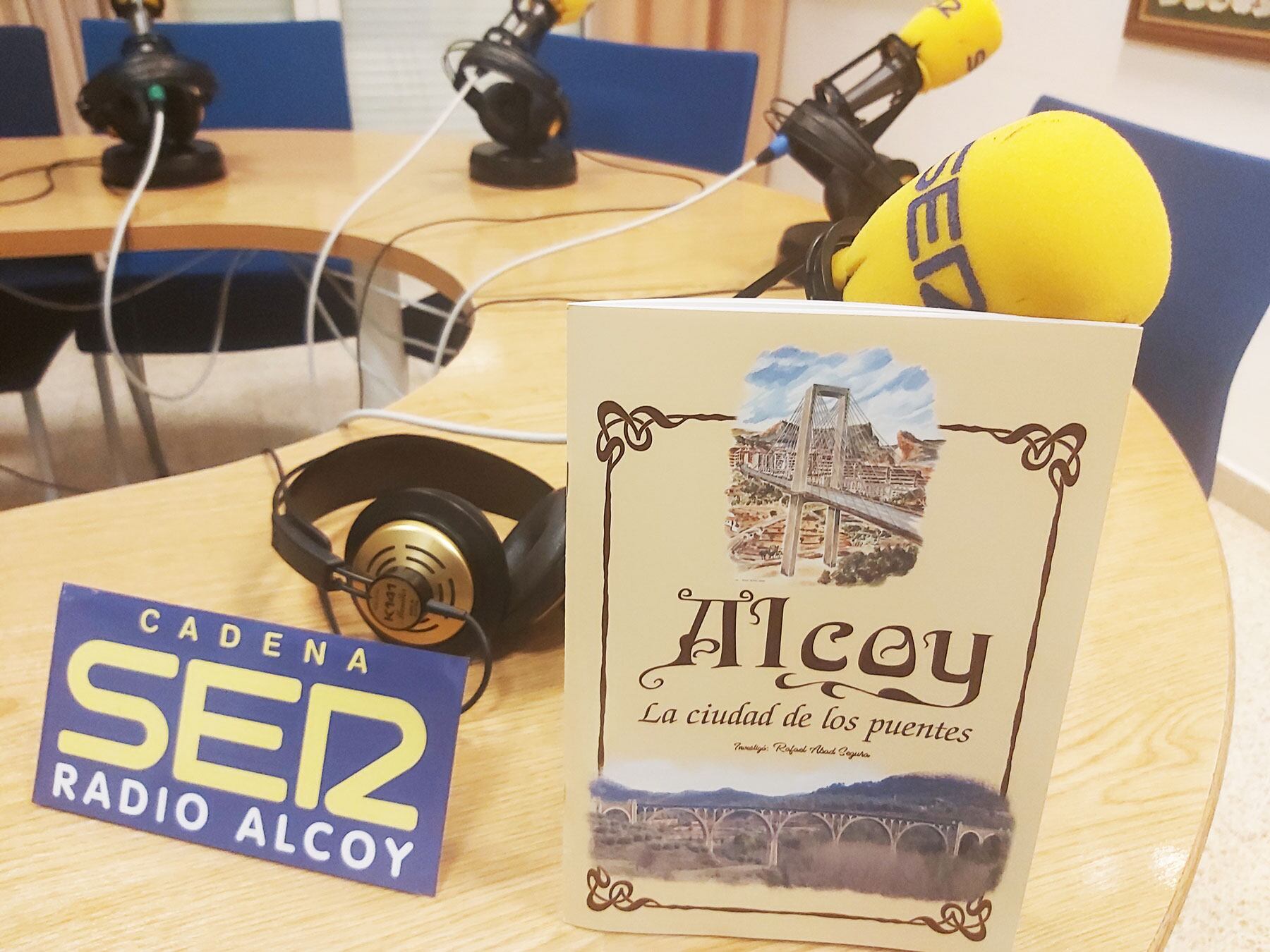 Imagen de la nueva publicación de Abad y Segura 'Alcoy, ciudad de los puentes', en el estudio central de Radio Alcoy