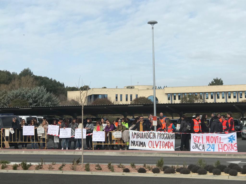 Trabajadores de urgencias, a los que se sumaban los técnicos de ambulancias, se concentraban a las puertas de Urgencias