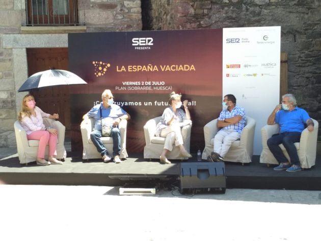 Una de las mesas celebradas en el plaza de Plan (Huesca).