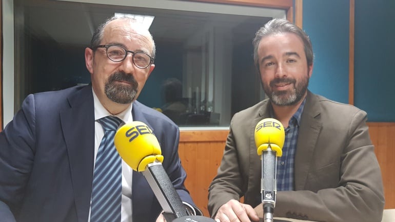 Rafael Pérez Tezanos y Juan Luis Vidal en el estudio de La Ventana de Cantabria 