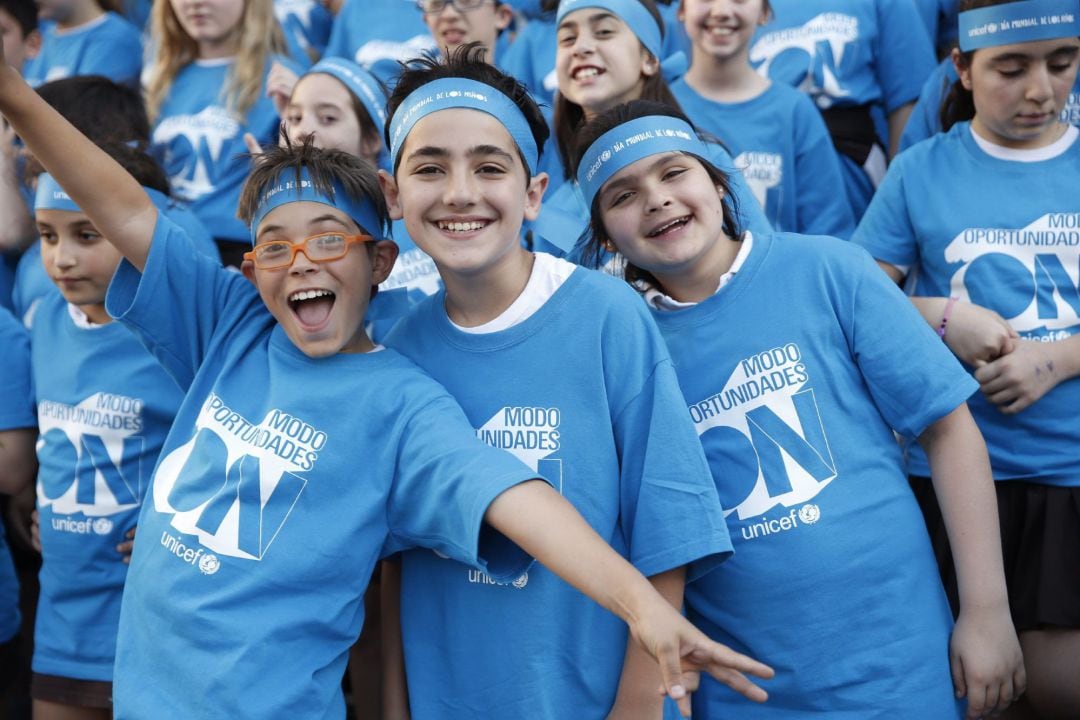 Unicef Uruguay celebró el Día Mundial del Niño en Montevideo con un coro formado por más de 200 integrantes que interpretaron dos canciones y a los que siguieron varios adolescentes que lanzaron mensajes relacionados con el uso de la tecnología