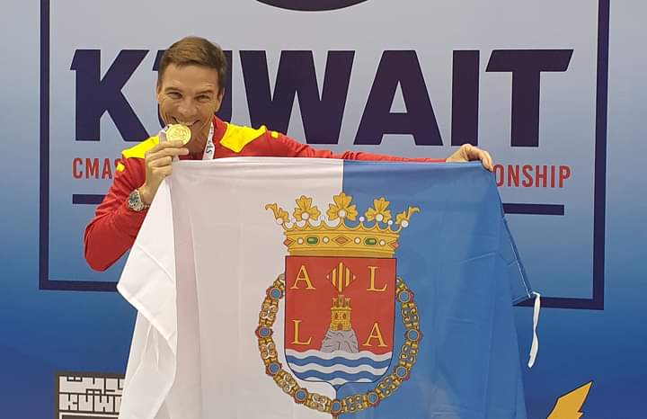 En el pódium del campeonato celebrado en Kuwait tras colgarse la medalla de oro