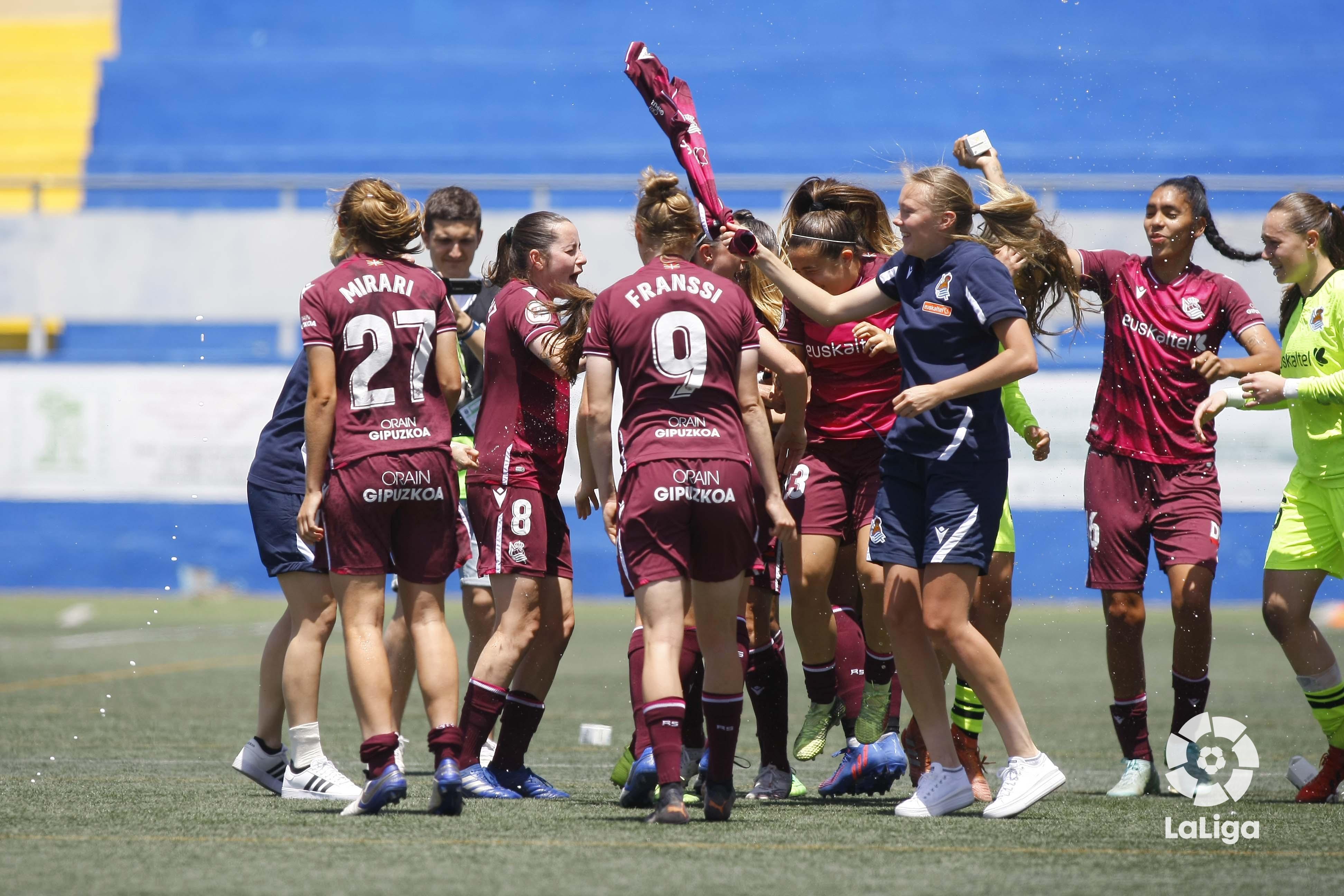 Las jugadoras de la Real celebran el segundo puesto en Tenerife