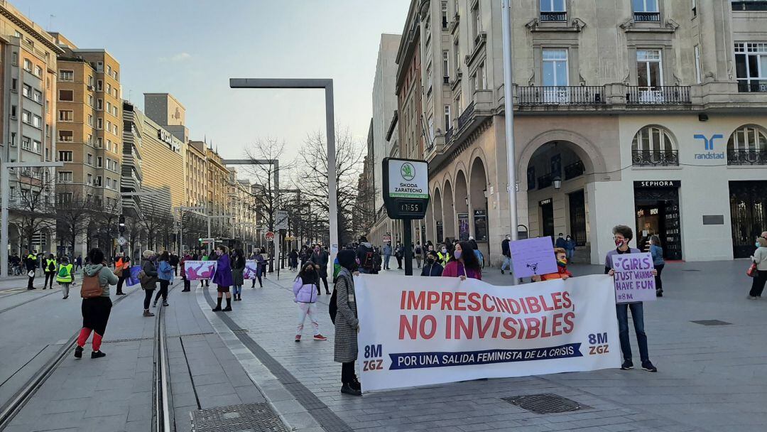 En Plaza de España, una de las columnas de la manifestación convocada por la Asamblea 8M Zaragoza 