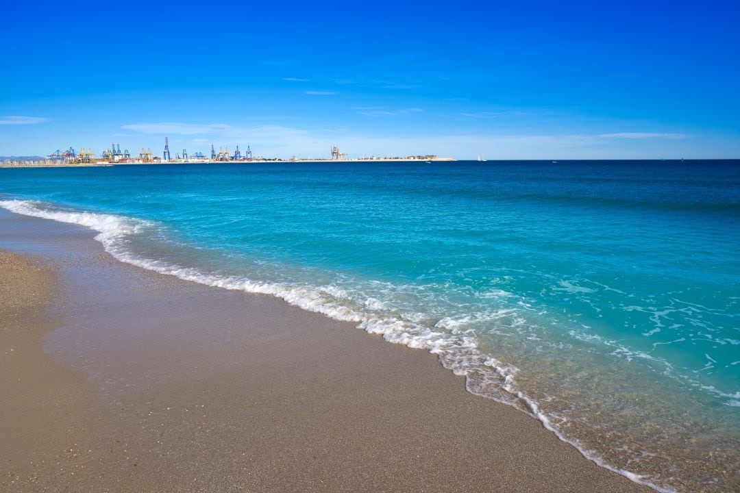 La playa de Pinedo, en València, se ha reabierto este jueves después de estar 24 horas cerrada por la presencia de bacterias fecales en el agua