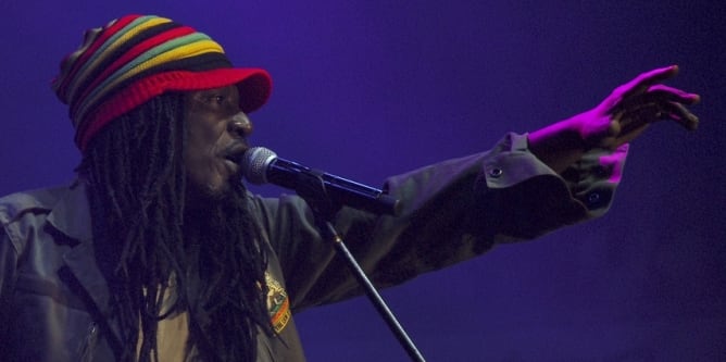 El cantante de Alpha Blondy durante una actuación