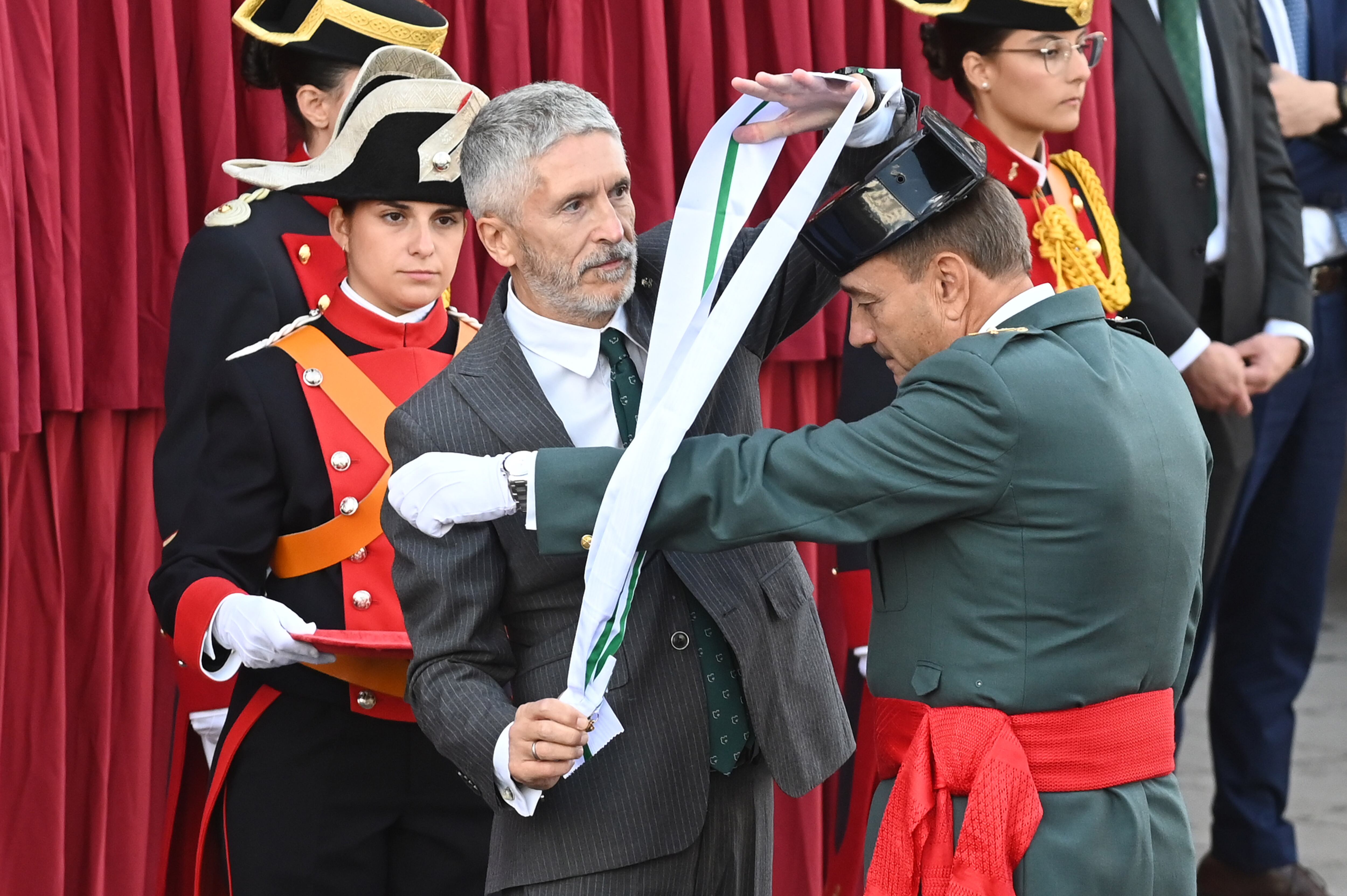 LEÓN, 09/10/22, El ministro del Interior, Fernando Grande-Marlaska (C), preside el acto central de la festividad de la patrona de la Guardia Civil, este domingo en León. Un desfile en el que participan más de 500 efectivos de las diferentes unidades a pie, a caballo y motorizadas. EFE/J. Casares
