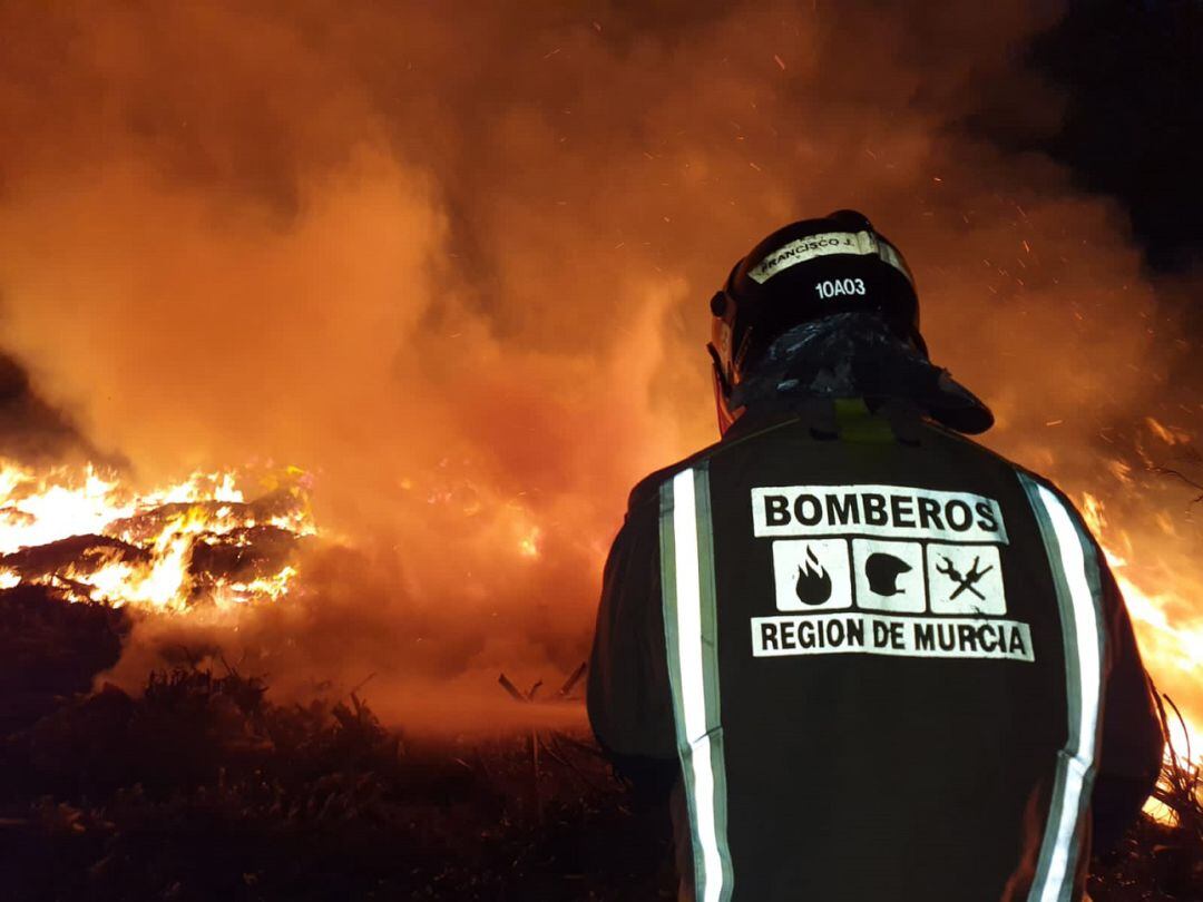 Bomberos del CEIS trabajan en la extinción de un incendio de restos vegetales en en una planta de reciclado de San Javier 