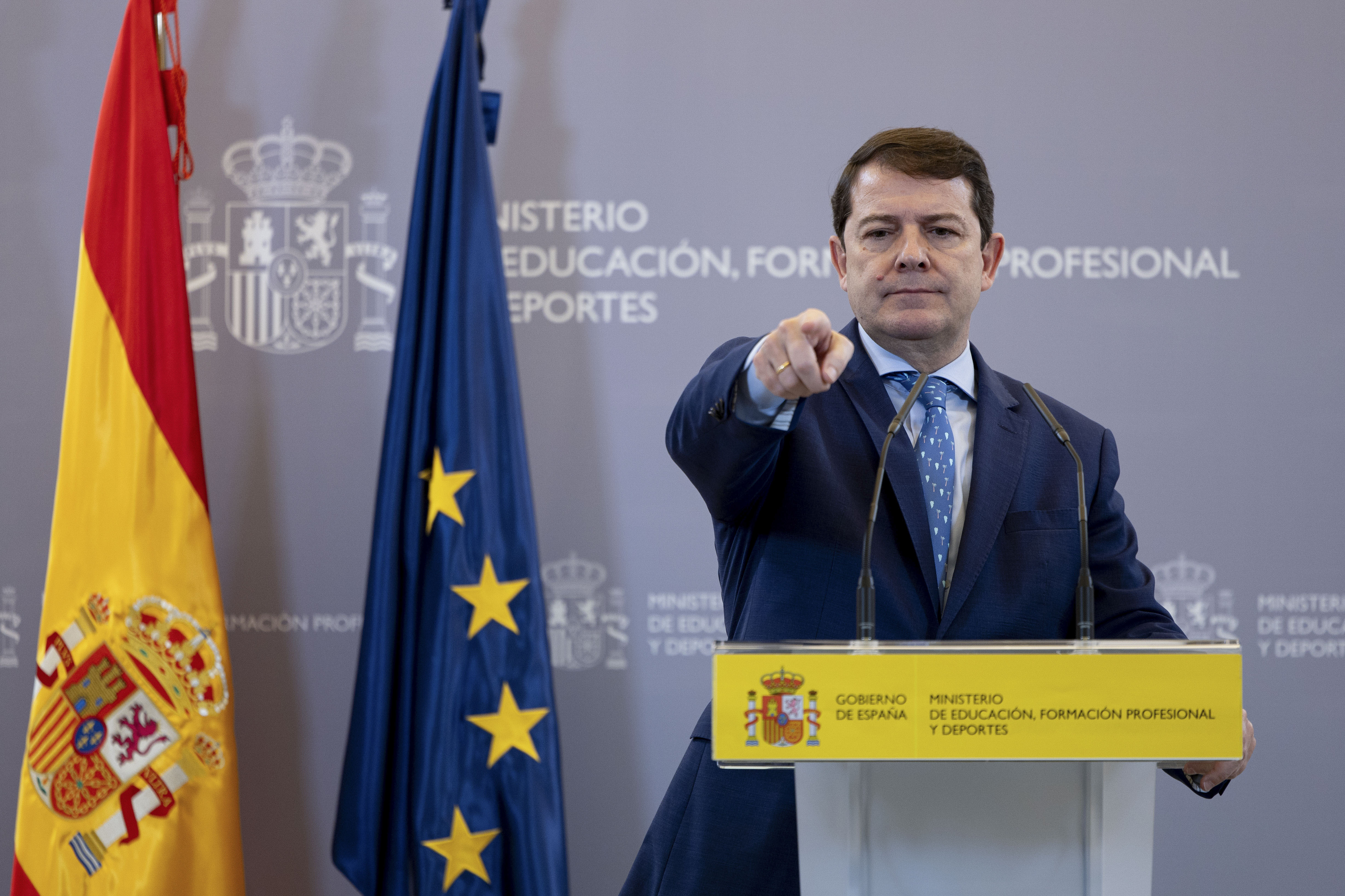 MADRID, 17/01/2024.- El presidente de la Junta de Castilla y León, Alfonso Fernández Mañueco, durante la rueda de prensa posterior a la reunión que ha mantenido con la ministra de Educación, Formación Profesional y Deportes, Pilar Alegría, este miércoles con en la sede del Ministerio en Madrid. EFE/Daniel González
