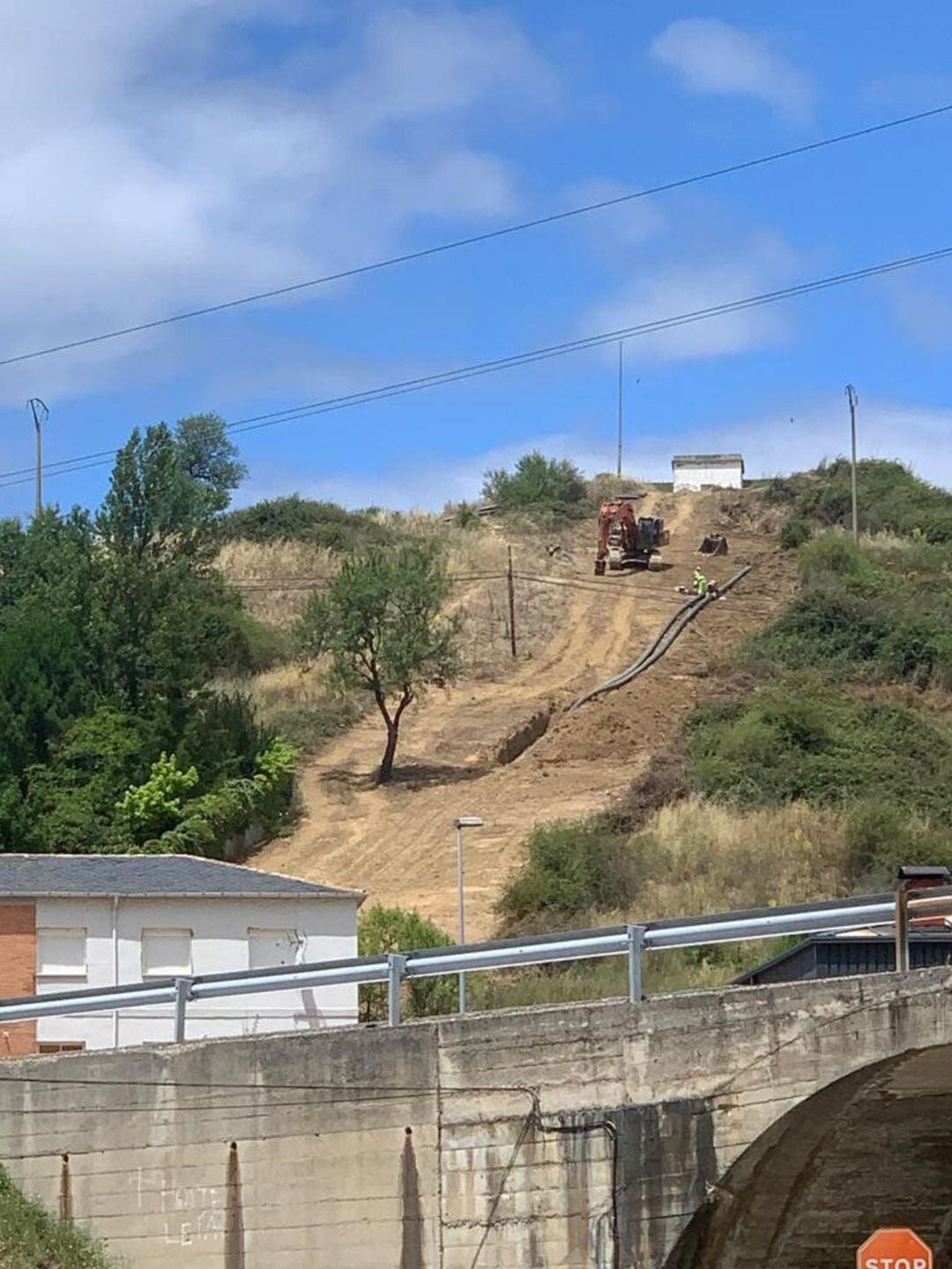 Imagen de la maquinaria junto al yacimiento arqueológica de La Corona