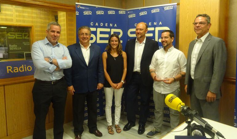 De izquierda a derecha, Diego Suárez, director de Contenidos de Radio Sevilla; Juan Ignacio Zoido (PP), Virginia Millán (C&#039;s), Antonio Pradas (PSOE), Sergio Pascual (Unidos Podemos) y Salomóin Hachuel, director de Hoy por Hoy Sevilla