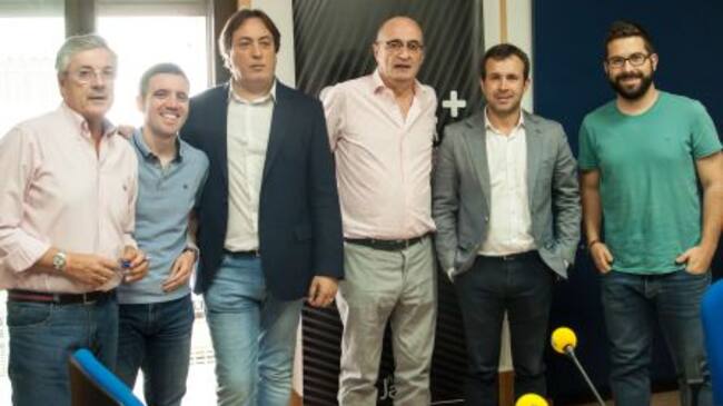 Concejales del PSOE y trabajadores de Radio Jaén junto al alcalde de la capital, Julio Millán (segundo por la derecha), junto al director de la emisora, Manuel Palomo (a la derecha del primer edil).