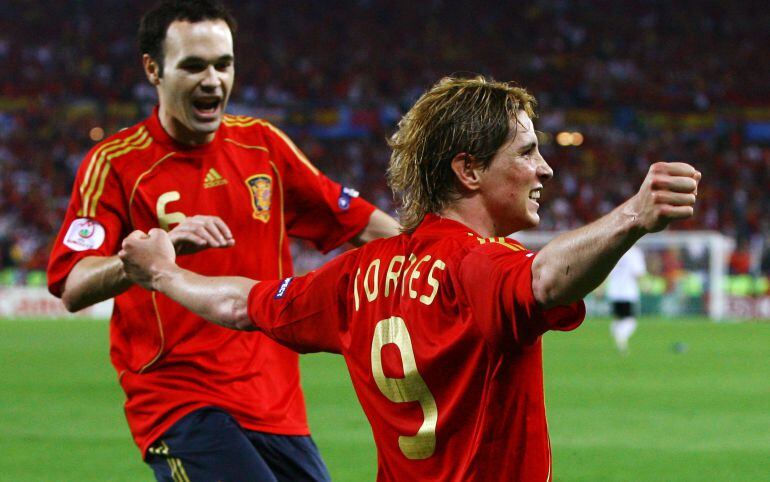 Iniesta celebra con Torres el gol del final de la Eurocopa 2008.