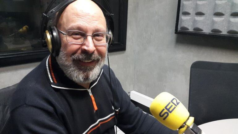 Juan Sánchez Vallejo en los estudios de Radio Eibar 