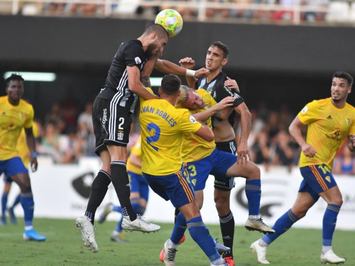 El Cartagena sufre para conseguir su primera victoria en casa frente al Cádiz B