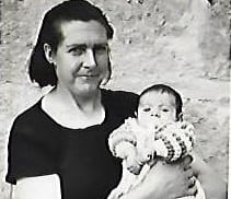 Benja, de pequeño junto a su madre