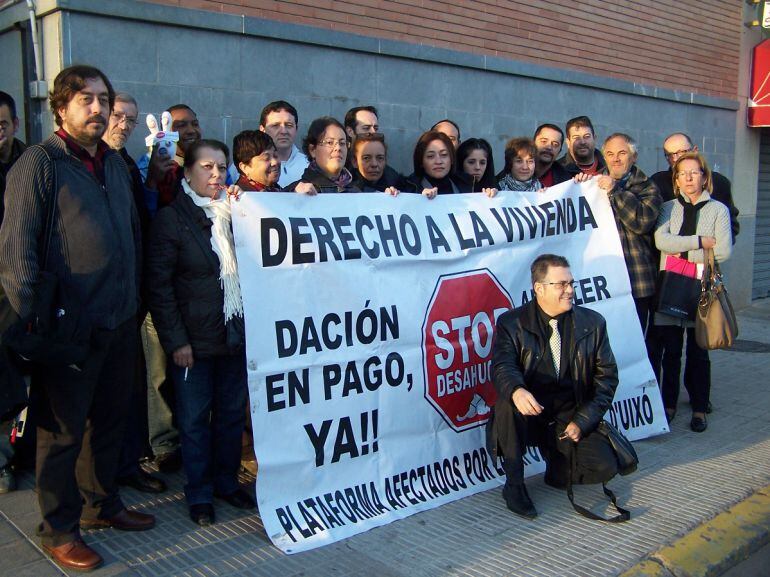 Miembros de la Plataforma de Afectados por la Hipoteca se manifiestan contra un desahucio en Vall d&#039;Uixò