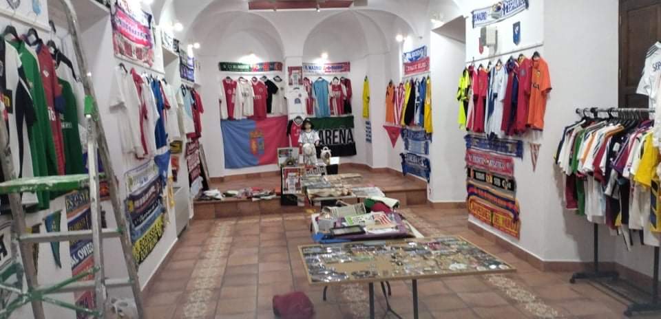 Exposición de bufandas, camisetas y otros objetos deportivos de Luis Manuel Gutiérrez