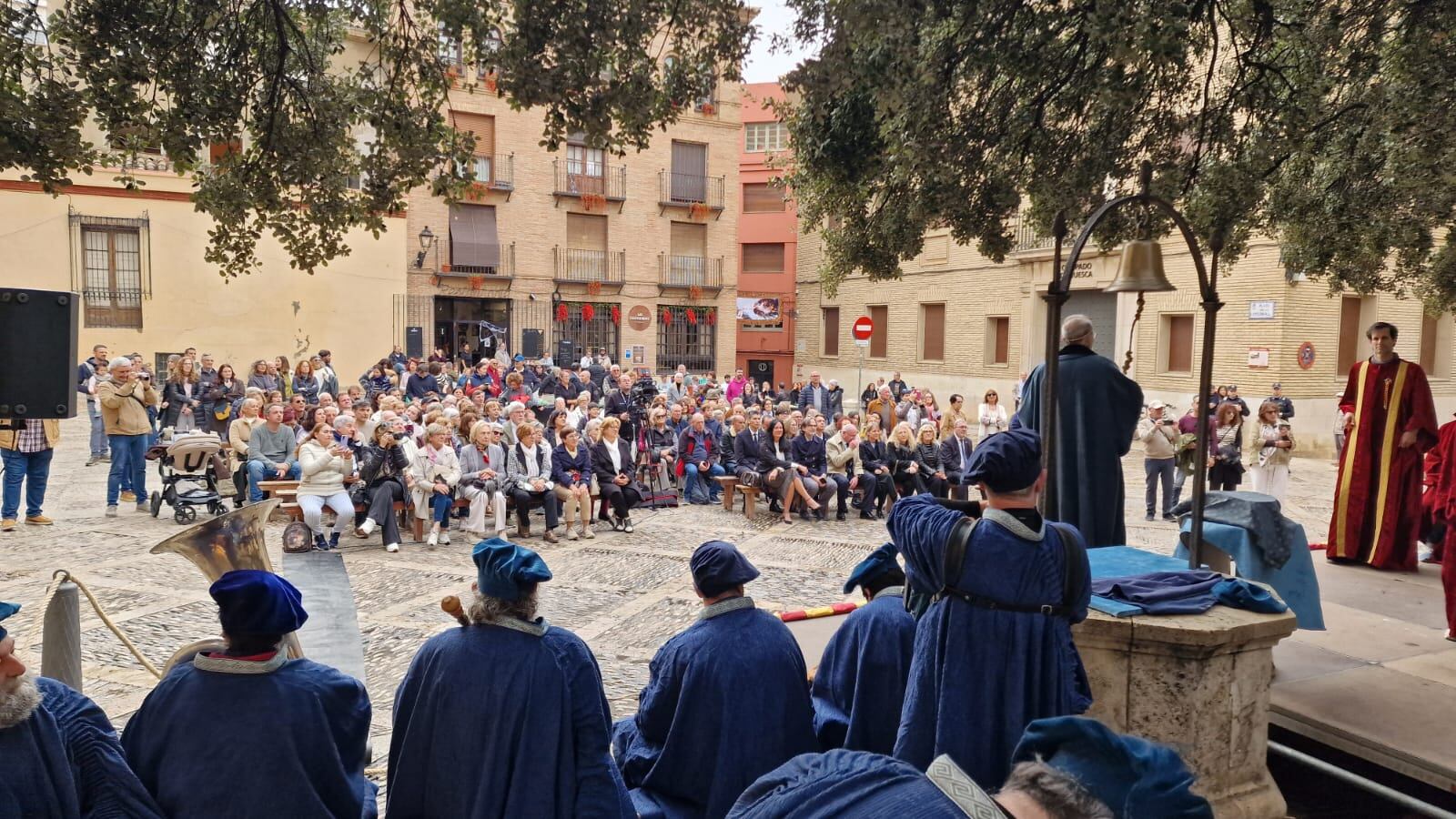 Numeroso público disfrutando de la recreación de la Insaculación