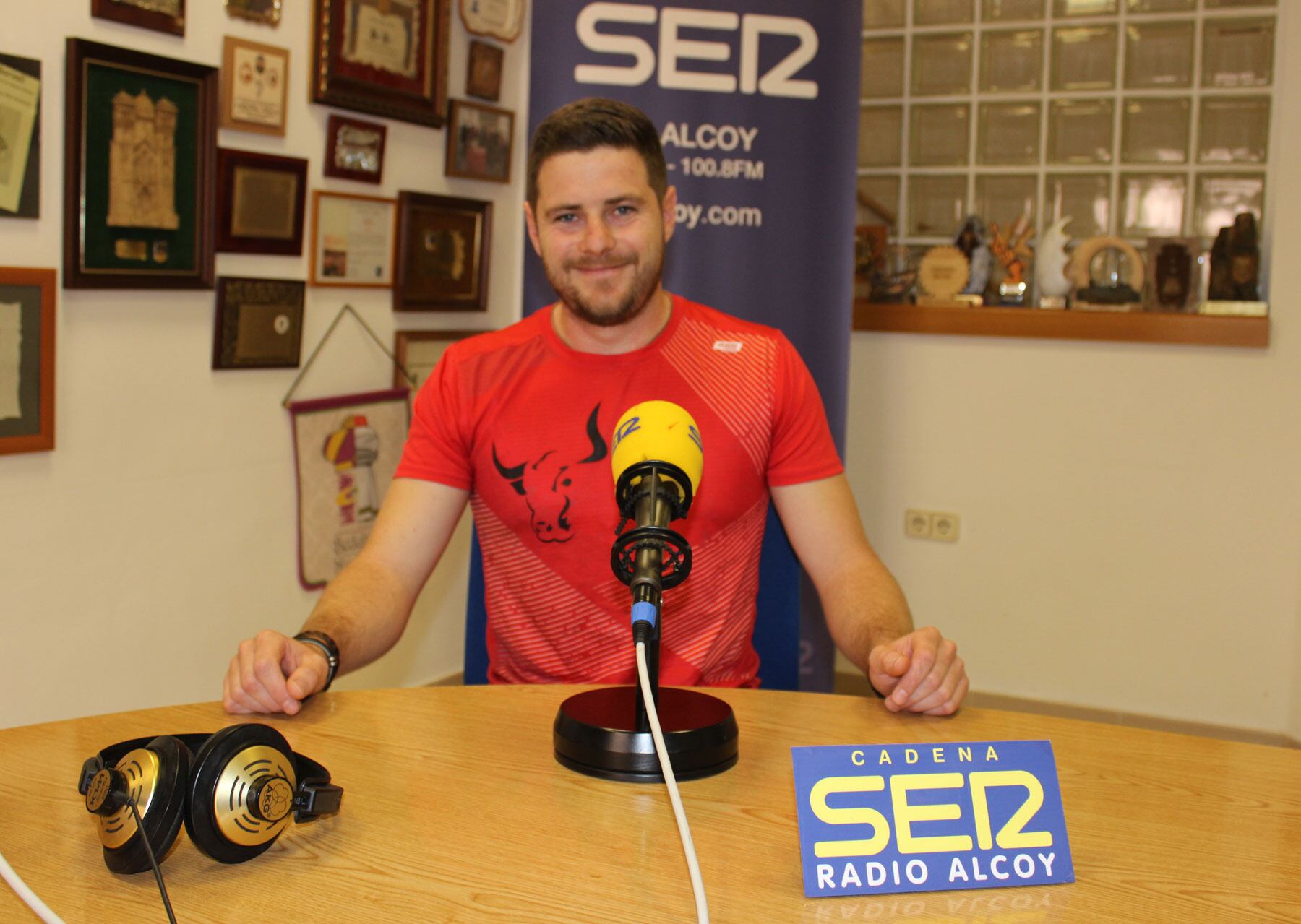 Juan Bonet, amb la samarreta de l'Associació Festera Vaquetes de Gorga, en l'estudi central de Radio Alcoy