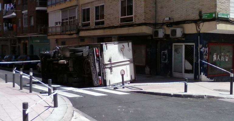 Se ha tenido que cortar el tráfico porque el camión ocupa gran parte de la calzada