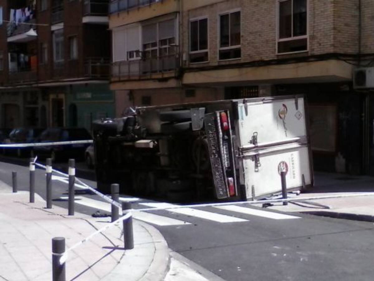 Un camión vuelca en Alcobendas cortando la calzada en la calle de la Cruz