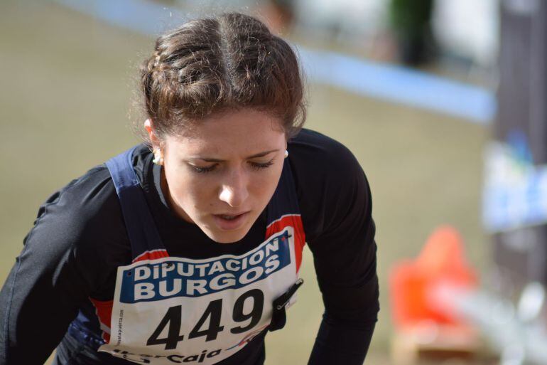 Carla Gallardo nada más llegar a meta hoy en Atapuerca