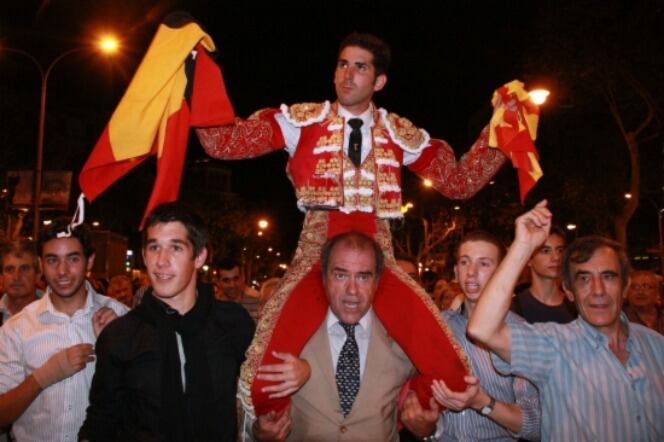 Els taurins han carregat a les espatlles Serafín Marín, el torero que ha mort l'últim toro de la Monumental